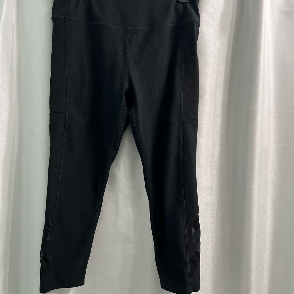 7/8 Black High-Waisted Leggings with mesh and pockets